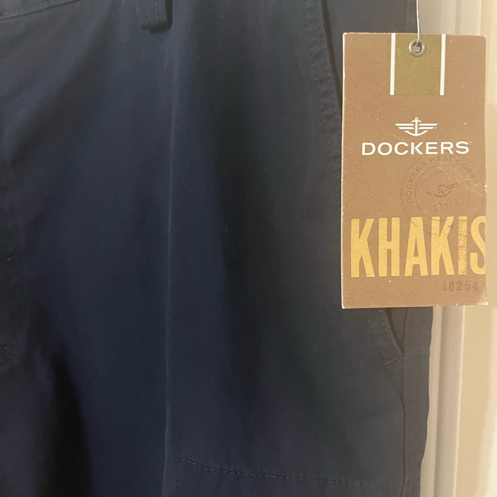 Dockers men’s 40” waist NWT. Navy blue cargo shorts. Smoke free home. - Picture 6 of 8